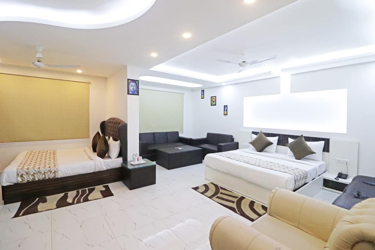 Habitación cuádruple familiar | Ropa de cama de alta calidad y espacio para trabajar con laptop
