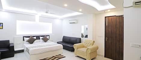Family Quadruple Room | Premium bedding, laptop workspace, free WiFi, bed sheets