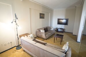 Phòng Suite | Khu phòng khách | TV LCD 