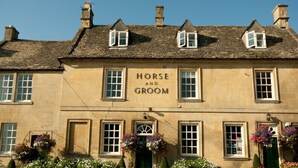 En toetagers bygning med et skilt, der viser 'HORSE AND GROOM'.