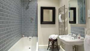 Kombination af bruser/badekar, designertoiletartikler, hårtørrer