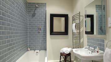 Ensemble douche/baignoire, articles de toilette de luxe, sĂšche-cheveux