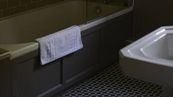 Combined shower/bathtub, designer toiletries, hair dryer, towels