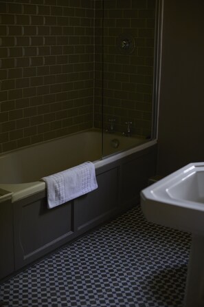 Combined shower/bathtub, designer toiletries, hair dryer, towels - Horse and Groom - Pub on the Hill (Moreton-in-Marsh)