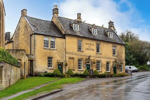 Front of property - Horse and Groom - Pub on the Hill (Moreton-in-Marsh)