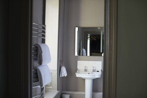 Duschwanne, Designer-Toilettenartikel, Haartrockner, Handtücher