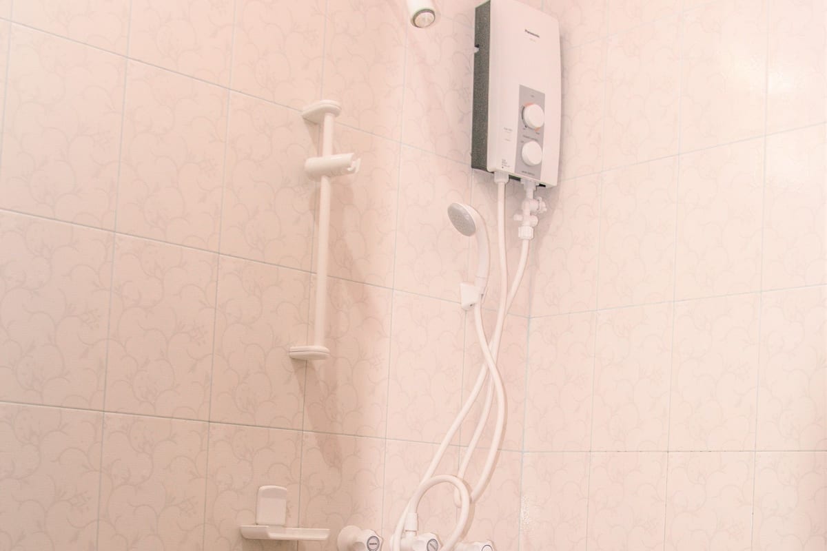 Shower, free toiletries, towels