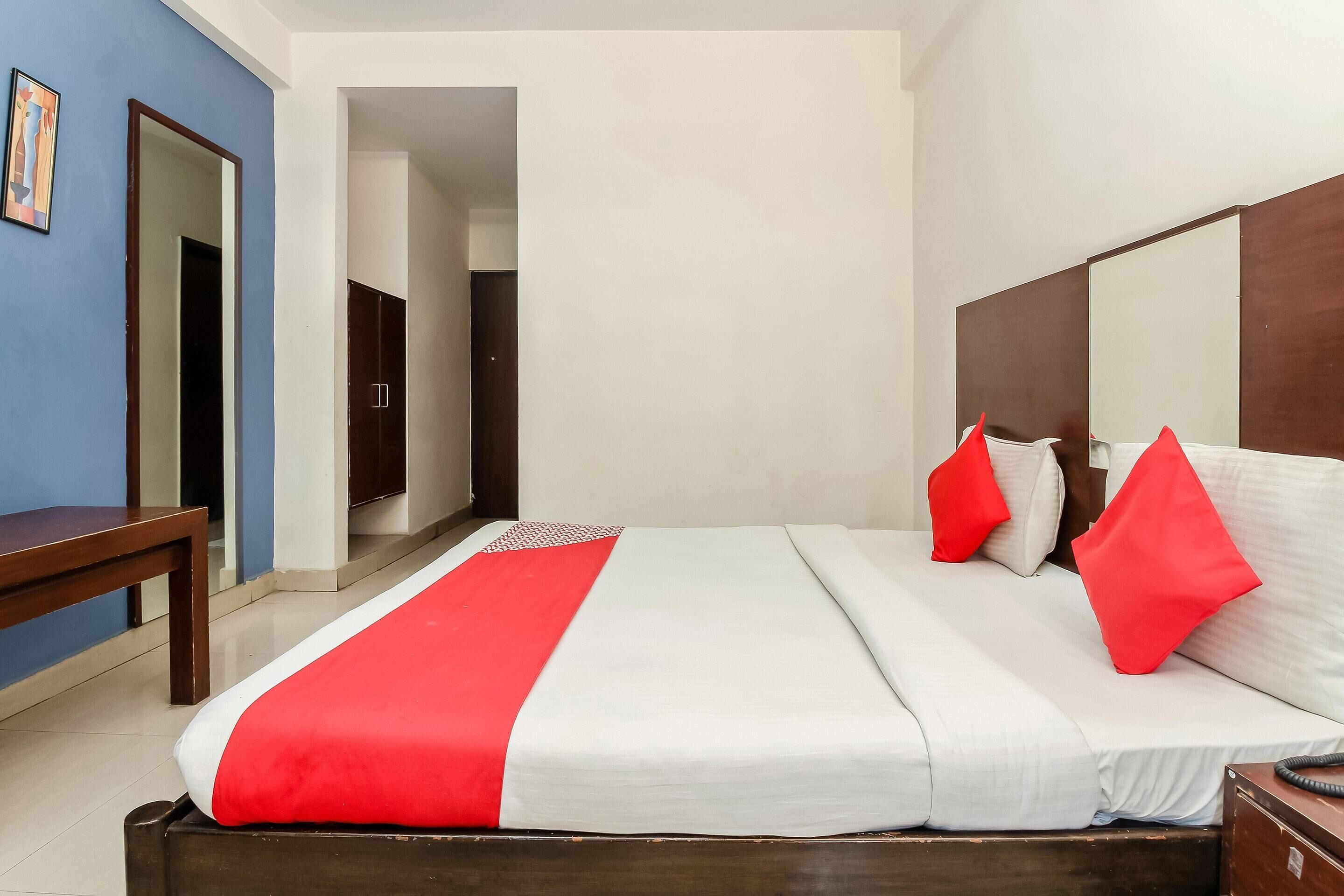 standard double room | bathroom | free toiletries, towels