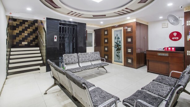 Lobby sitting area - Hotel Srinivasa Central (Hyderabad)
