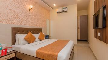 Standard Double Room | Bathroom | Free toiletries, towels