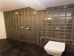 Doppel- oder Zweibettzimmer | Badezimmer | Kostenlose Toilettenartikel, Handtücher