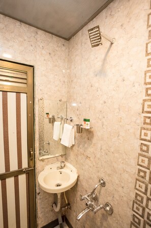 Double or Twin Room | Bathroom | Rainfall showerhead, free toiletries, towels