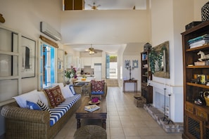 Villa, 3 chambres, piscine privée, vue piscine | Coin séjour | Télévision à écran plat, cheminée