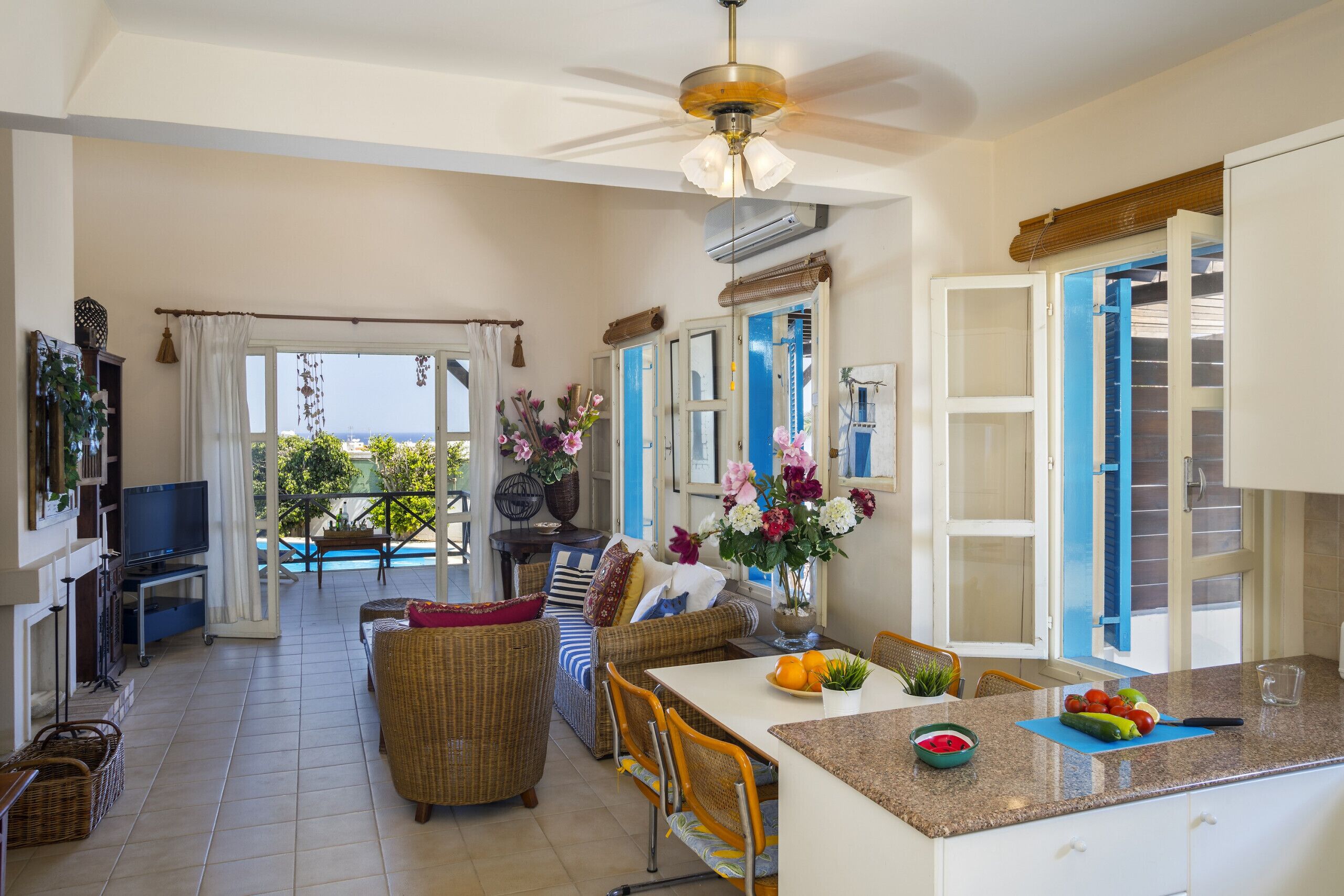 Full-size fridge, microwave, oven, stovetop