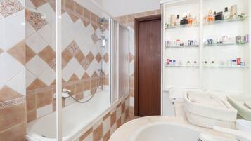 Comfort-Doppelzimmer, eigenes Bad | Badezimmer | Haartrockner, Bademäntel, Hausschuhe, Bidet