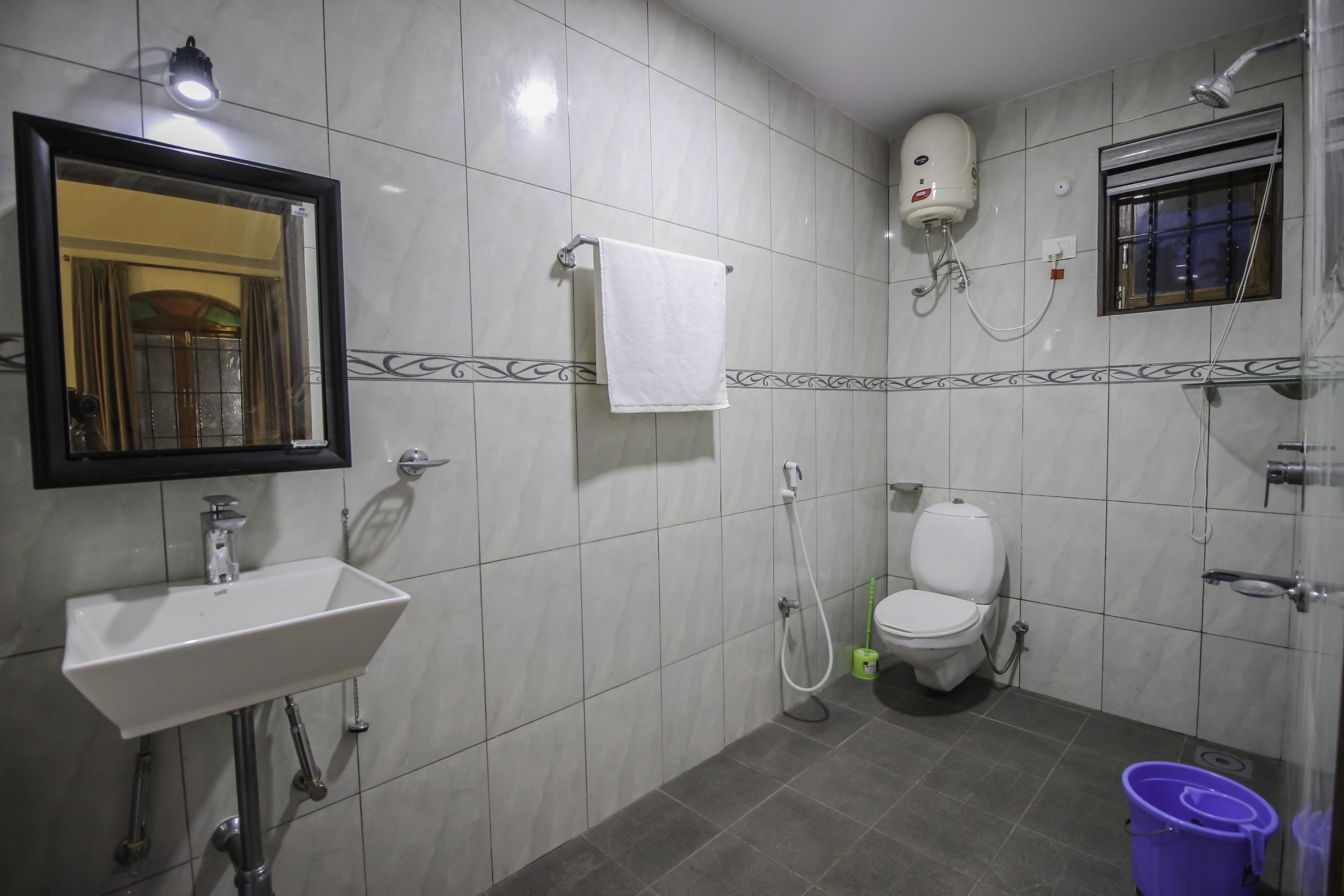 Double or Twin Room | Bathroom | Free toiletries, towels