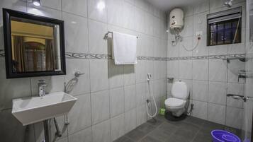 Double or Twin Room | Bathroom | Free toiletries, towels