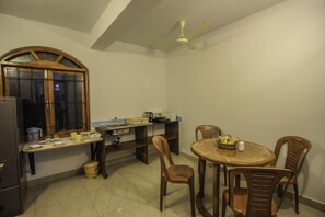 تناول الطعام داخل الغرفة