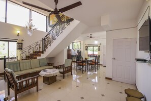 Double or Twin Room | Living room | Flat-screen TV