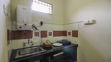 Double or Twin Room | Private kitchenette | Fridge