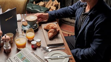 Daily cooked-to-order breakfast (GBP 15 per person)
