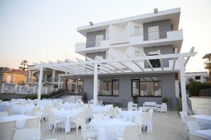 Un edificio moderno con un área de comedor al aire libre techada.