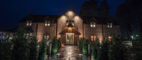 Fachada de la propiedad por la tarde o noche