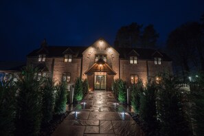 Front of property - evening/night - The Jack Russell (Andover)