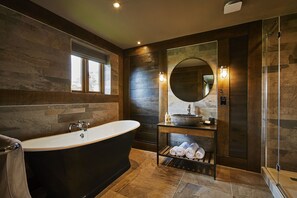 Regadera, amenidades de baño de diseñador, secadora de cabello, toallas 