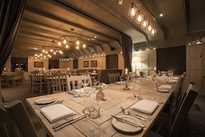 供應午餐及晚餐