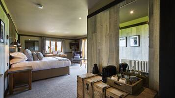 Ein Schlafzimmer mit einem großen Bett, einem hölzernen Schminktisch und einem Spiegel.
