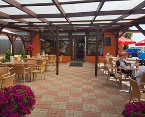 2 restaurants servant le petit déjeuner, spécialités Cuisine polonaise