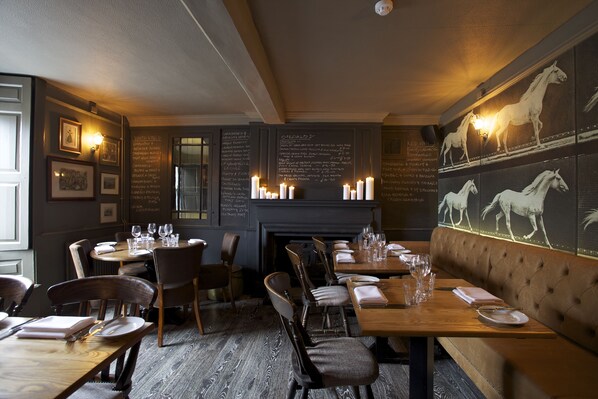 供應午餐及晚餐;英國菜