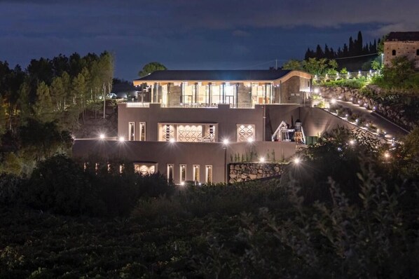 Facciata della struttura - sera/notte