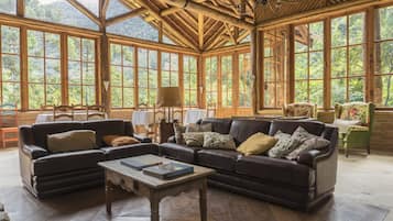 TV 34 polegadas com canais via satélite, lareira, DVD player