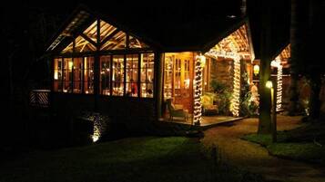 Fachada da propriedade à noite