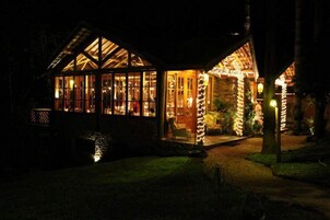 Fachada da propriedade à noite