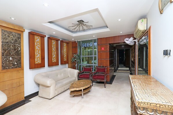 Lobby sitting area - OYO 10848 Hotel Geeson (New Delhi)