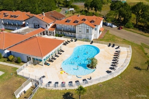 Piscine couverte, piscine extérieure (ouverte en saison)
