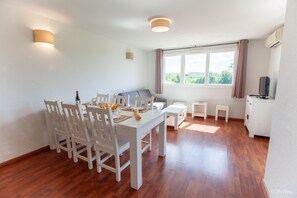 Flachbildfernseher, Tischtennisplatte