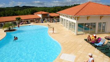 Piscine couverte, piscine extérieure (ouverte en saison)