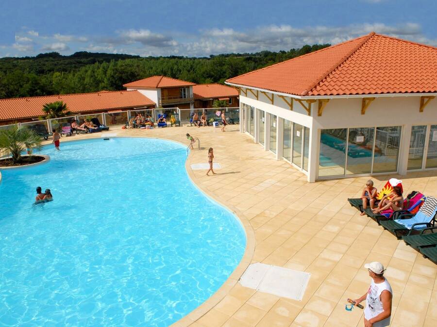 Una piscina techada, una piscina al aire libre de temporada