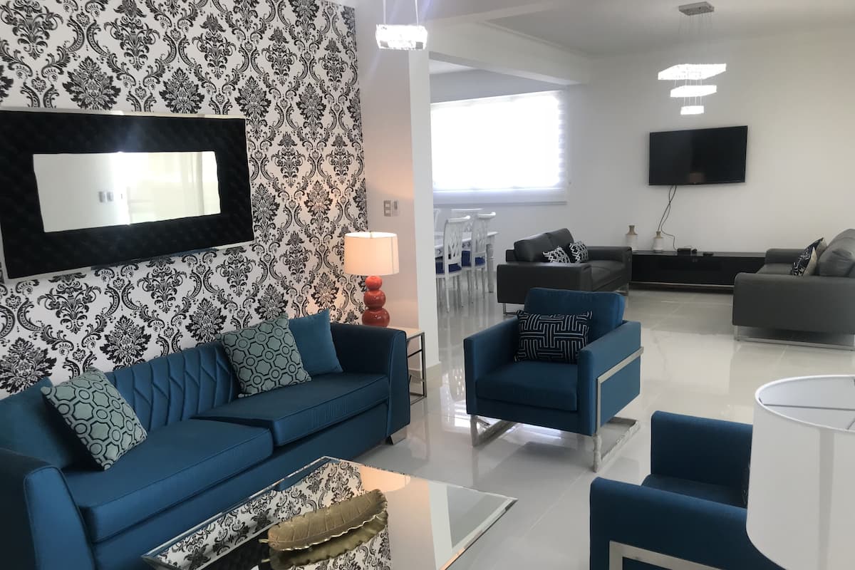 Appartement Deluxe, 3 chambres | Aire de séjour | Téléviseur