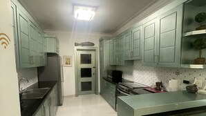 Mesin pembuat kopi/teh, lemari es, microwave, dan oven