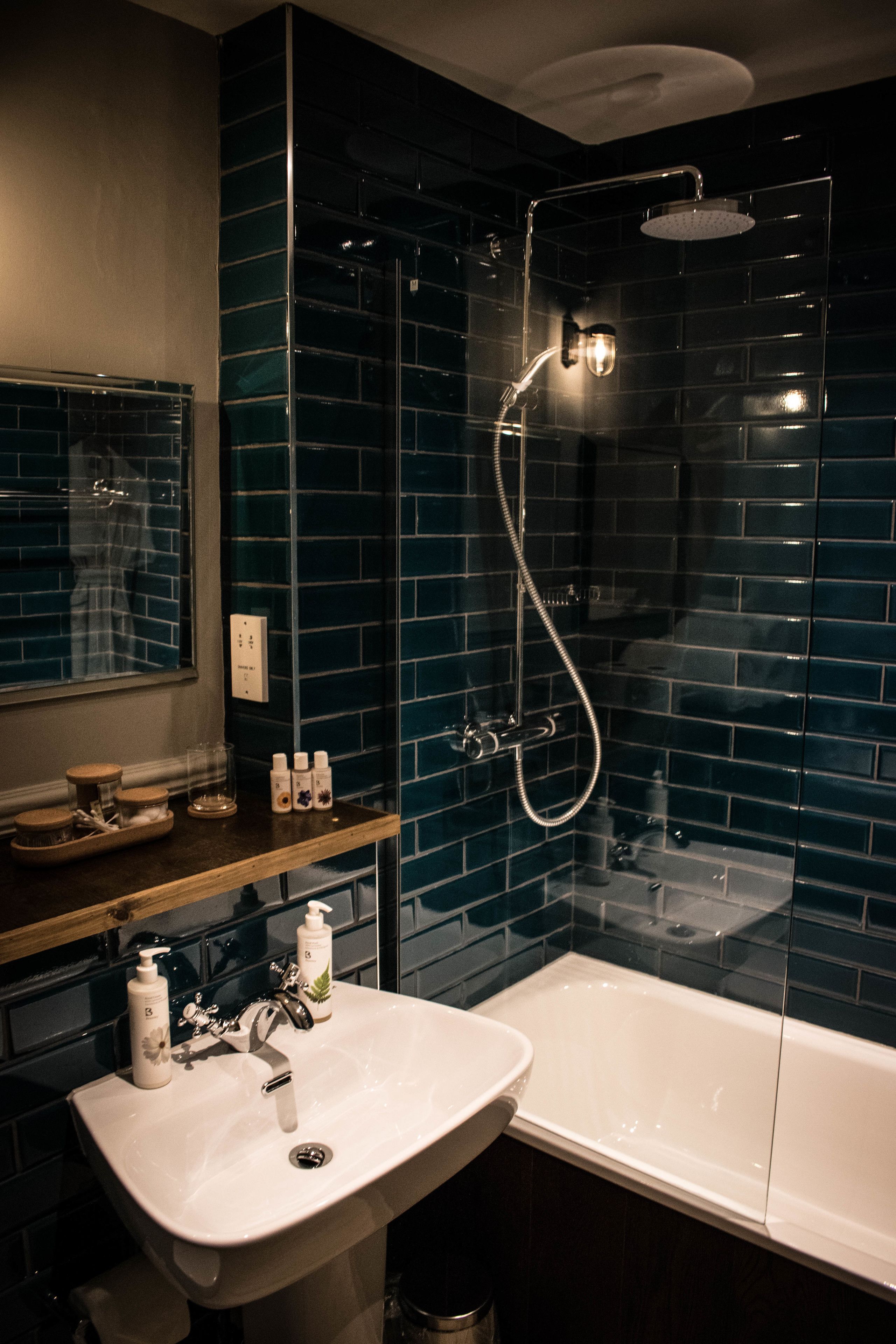 Suite | Salle de bain | Articles de toilette de luxe, sèche-cheveux, peignoirs