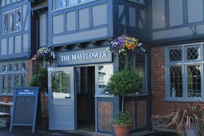 Property entrance - The Mayflower (Lymington)
