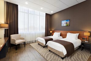 Minibar, brankas, meja kerja, dan kedap suara