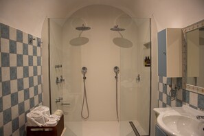 Family Suite, Patio, Sea View | Bilik Mandi | Kelengkapan dandanan diri percuma, pengering rambut, selipar, bidet 