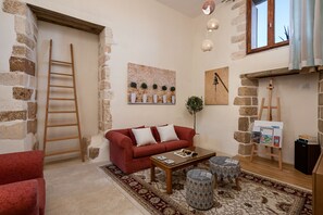 Suite Familiale, patio, vue mer | Coin séjour | TV connectée, Netflix, ordinateur, services de streaming