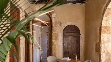 Suite familiar, patio, vista al mar | Terraza o patio